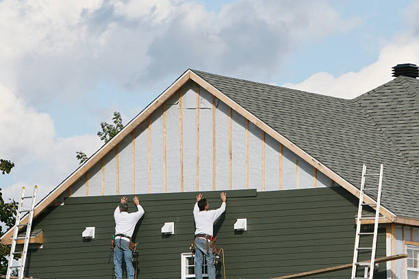Professional Siding Replacement technician working in Colonial Heights, TN